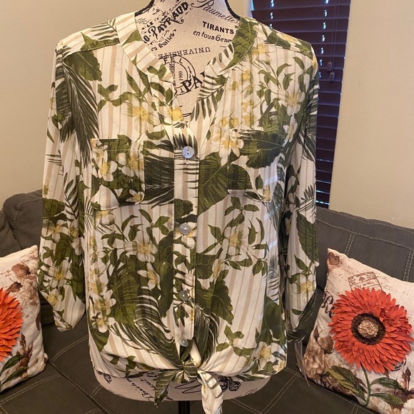 Multi avocado blouse size Petite small - Picture 1 of 16